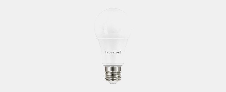 Imagem de lâmpada branca de LED da marca Tramotina. Adotá-la é uma boa para quem busca como refrescar a casa no verão.