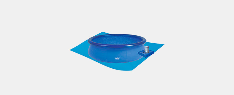 Imagem de piscina inflável redonda e azul. Aproveite para conferir dicas de como manter a piscina limpa por mais tempo.