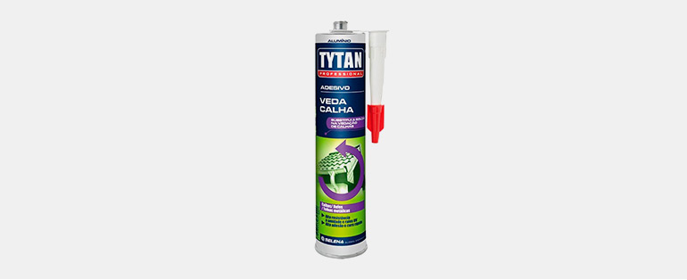 Imagem de embalagem azul com detalhes em verde de veda calha da marca Tytan