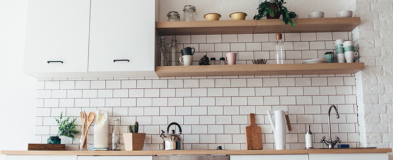 Cozinha com azulejo branco 